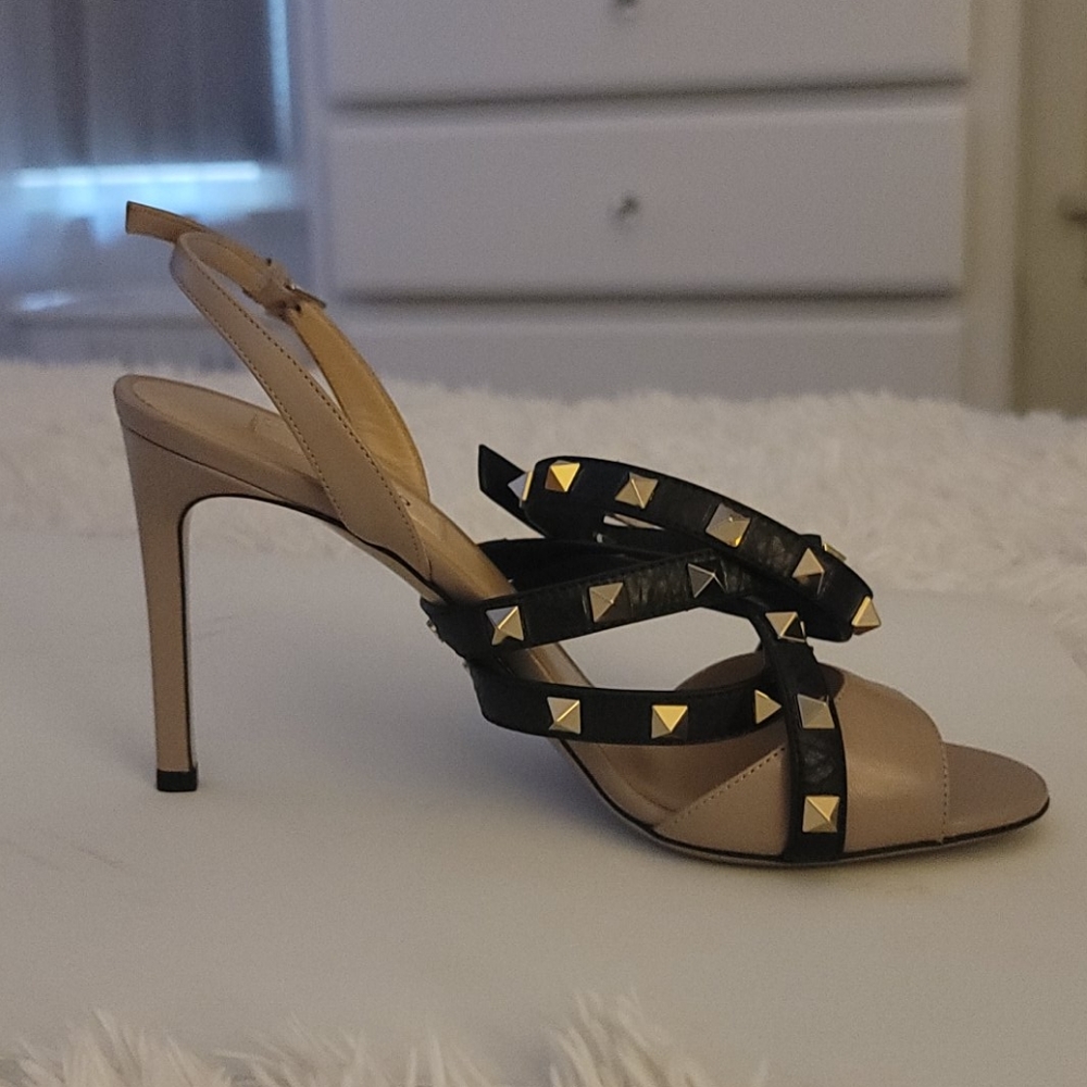 Valentino Rockstuded Sandal 37 Poudre/Nero.